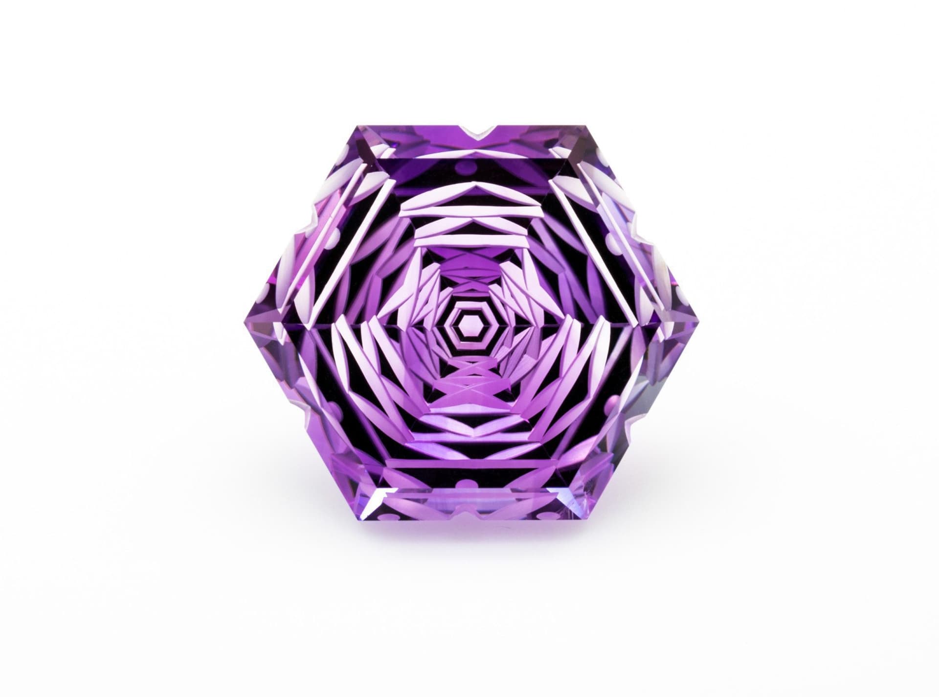 amethyst buying guide - intricate cut